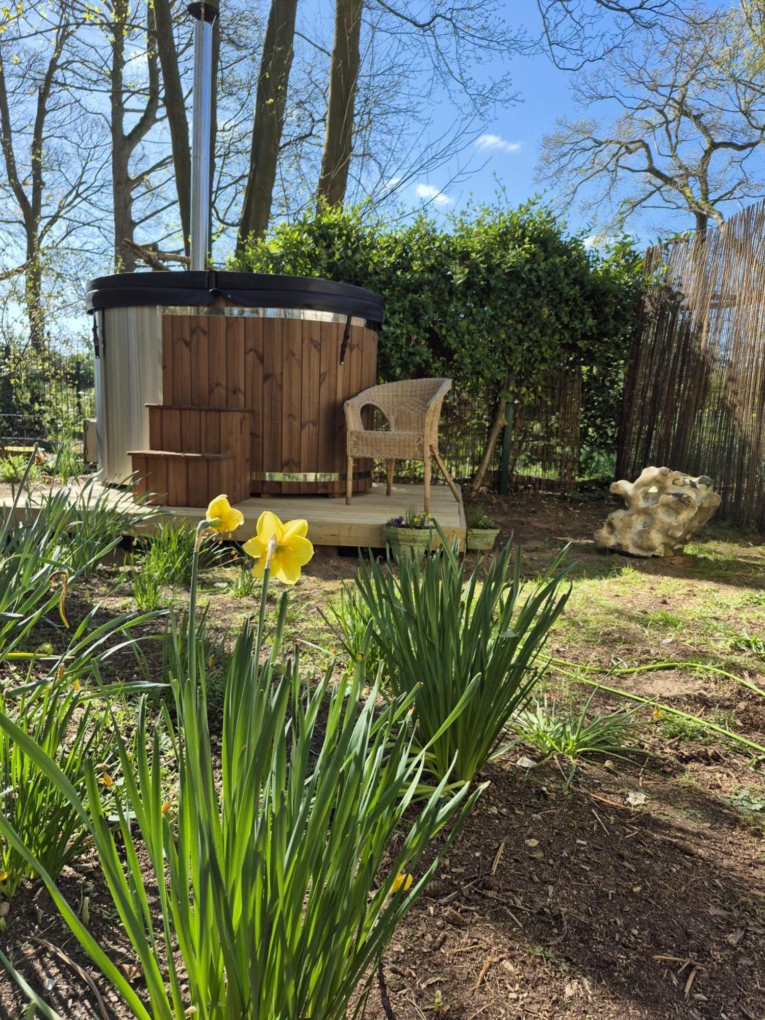 Gingerbread Cottage Yurts Dereham Esterno foto